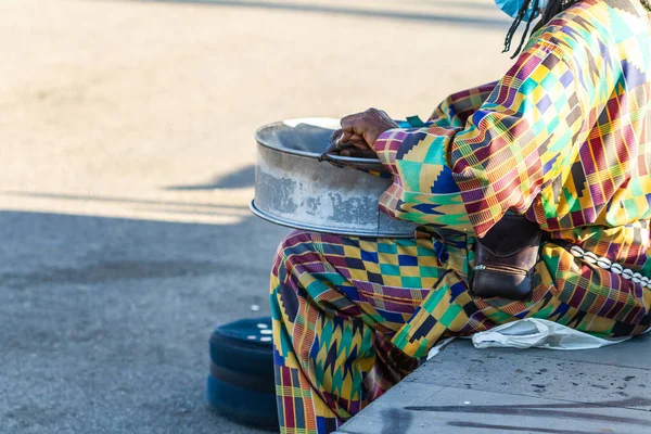 Ein Afrikanischer Musiker Einem Bunten Kleid Spielt Ein Musikinstrument — Stockfoto