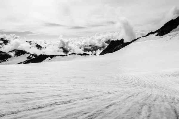 広大な丘や雪に覆われた山の峰の壮大な景色をWeisskugel Italy Austria — ストック写真