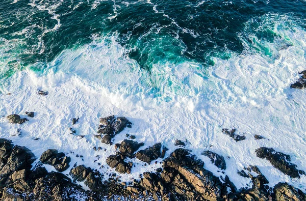 Tiro Alto Ângulo Rochas Ondas Mar Salpicando Litoral — Fotografia de Stock