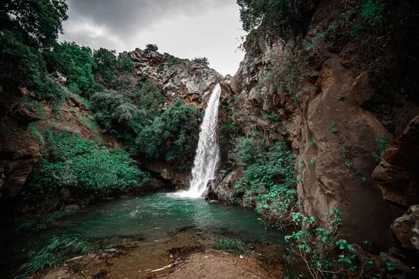 Mesmerizing View Waterfall Splashing Rocks — Stock Photo, Image