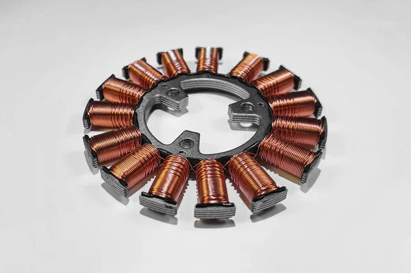 Uma Bobina Estator Magneto Motor Uma Superfície Branca Contínua — Fotografia de Stock