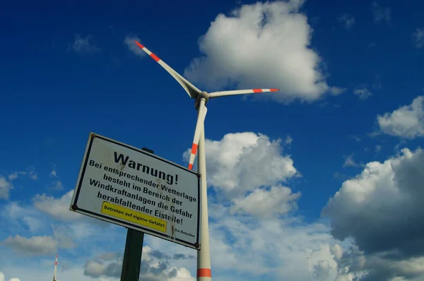 2021年8月1日 一个信号警告说 风力涡轮机可能会在适当的天气条件下结冰 — 图库照片