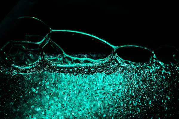 Een Close Van Waterbellen Onder Het Neon Blauwe Licht Een — Stockfoto