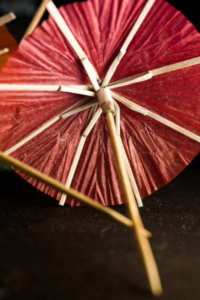 Close Vertical Guarda Chuva Coquetel Papel Vermelho — Fotografia de Stock