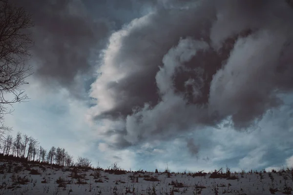 Paisaje Nublado Negro Sobre Las Colinas Nevadas — Foto de Stock