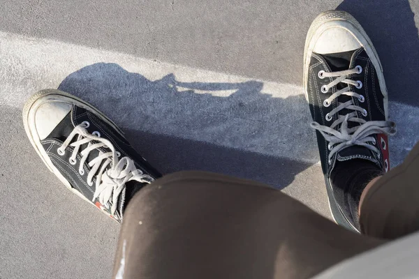 Top View Person Wearing Pair Sneakers Shorts Outd — Stock Photo, Image