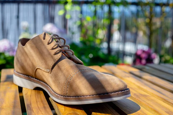 Primo Piano Una Scarpa Buck Beige Uomo Una Superficie Legno — Foto Stock