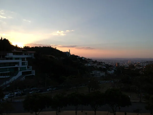 街の美しい空の景色 Praca Papa Belo Horizonte Brazil Sunset — ストック写真