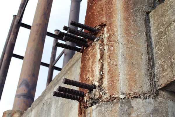 Statischer Stahl Betonträger Mit Rostigen Schrauben Einem Verlassenen Oder Verlorenen — Stockfoto