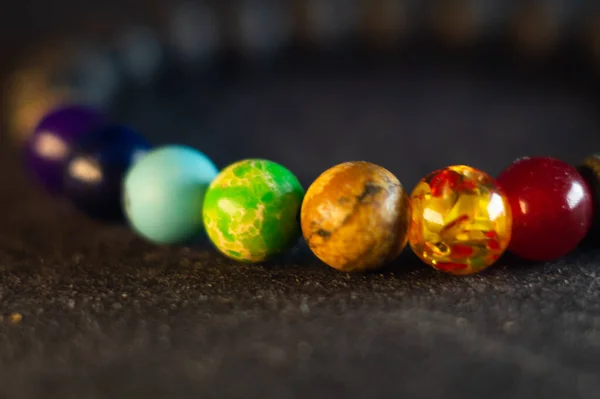 Een Closeup Shot Van Een Kleurrijke Armband Met Mooie Stenen — Stockfoto