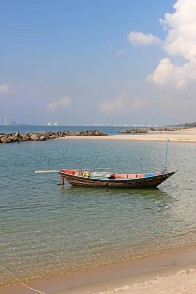 Kleines Traditionelles Asiatisches Holzfischerboot Einer Bucht Ufer Südostasien — Stockfoto