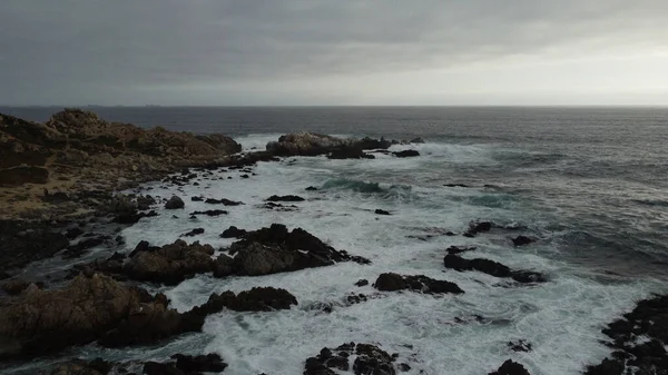 曇りの日には岩の多い海岸と穏やかな海の空中ショット — ストック写真