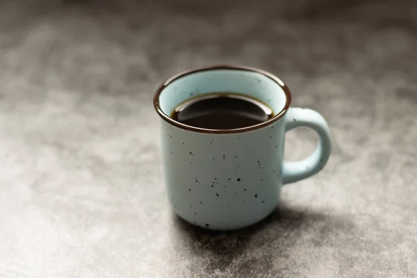 Niebieski Kubek Świeżą Kawą Szarej Powierzchni — Zdjęcie stockowe