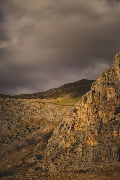 Eine Vertikale Aufnahme Eines Schönen Felsigen Berges Unter Einem Düsteren — Stockfoto