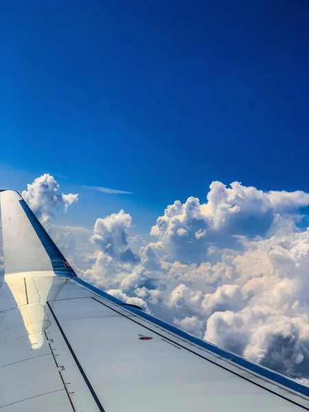 Захватывающее Облачное Небо Вид Крыло Окна Внутренней Кабины Самолета — стоковое фото