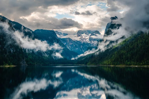 Gyönyörű Kilátás Nyílik Gosausee Tóra Ausztriában Ködös Felhők Zöld Dombok — Stock Fotó