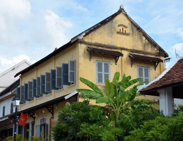 Luang Prabang Laos Července 2015 Francouzská Koloniální Architektura Otevřenými Okenicemi — Stock fotografie