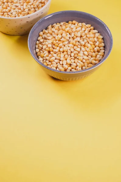 Tiro Vertical Grãos Milho Tigelas Isoladas Fundo Amarelo — Fotografia de Stock