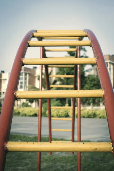 Вертикальный Снимок Лестницы Детской Площадке — стоковое фото