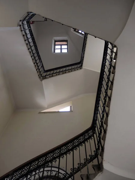 Вертикальный Снимок Лестницы Потолка — стоковое фото