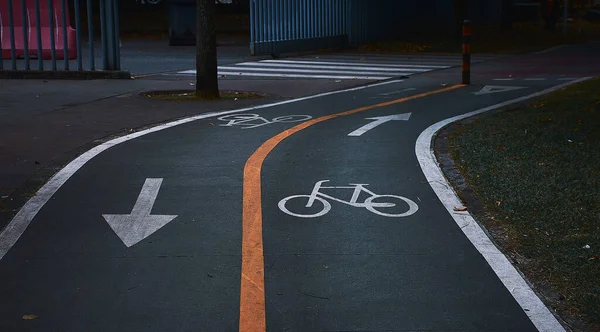 一条有白色自行车标志并在上面画有线条的路 — 图库照片