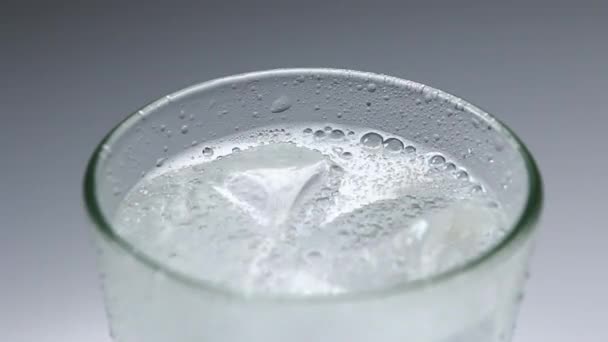 Glas Wasser Mit Eis Auf Schwarzem Hintergrund — Stockvideo