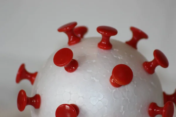 発泡スチロールボールと紙ピンで作られたCovid粒子モデルの閉鎖 — ストック写真
