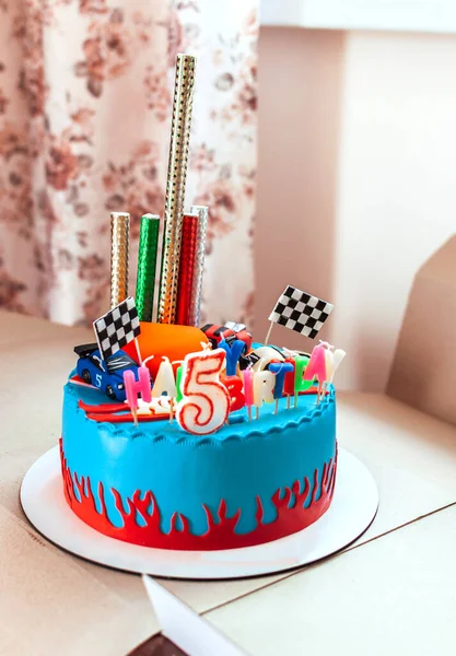 Una Toma Vertical Pastel Cumpleaños Para Niño Cinco Años — Foto de Stock