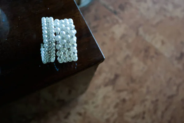 Eine Nahaufnahme Von Armbändern Mit Weißen Perlen Auf Dem Tisch — Stockfoto
