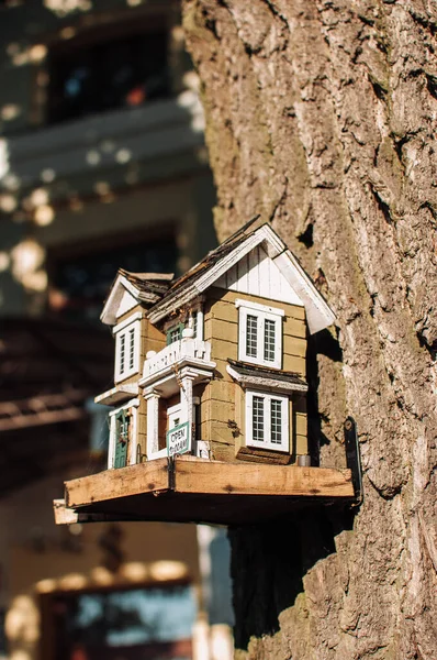 Tiro Vertical Uma Pequena Casa Decorativa Uma Árvore — Fotografia de Stock