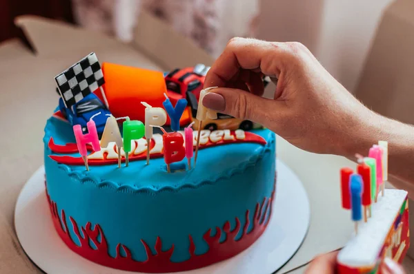 5歳の子供のための誕生日ケーキのクローズアップショット — ストック写真