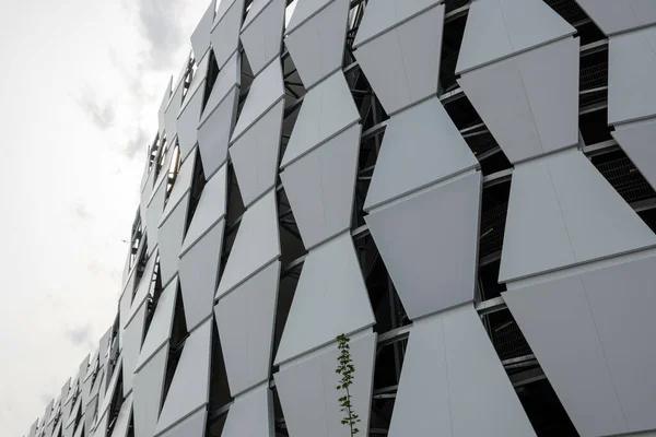 Гігантська Сучасна Будівля Абстрактним Елегантним Дизайном Сонячний День Під Яскравим — стокове фото