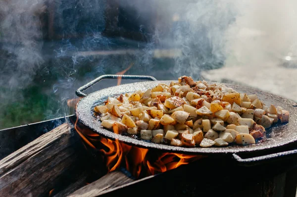 Een Close Shot Van Toebereiding Van Het Voedsel Een Brand — Stockfoto