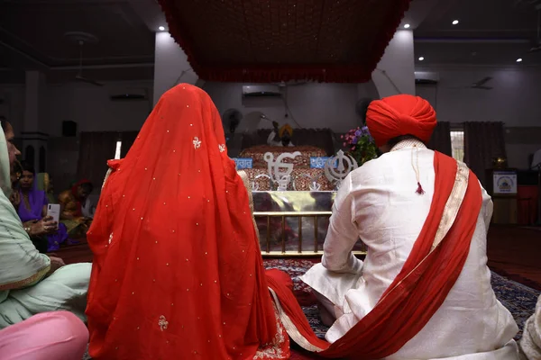 Hintli Punjabi Sikh Düğün Töreni Gelin Damat Damat Kutsal Kitabın — Stok fotoğraf