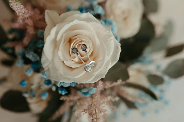 Közelkép Egy Gyönyörű Esküvői Csokorról Fehér Rózsákkal Kék Virágokkal — Stock Fotó