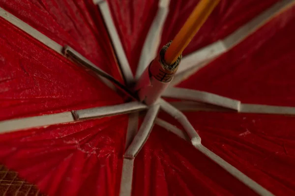 Close Guarda Chuva Papel Vermelho — Fotografia de Stock