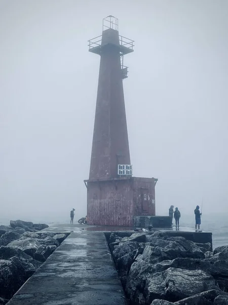 Grupo Pescadores Cerca Muskegon South Pierhead Lighthouse Michigan Día Niebla — Foto de Stock