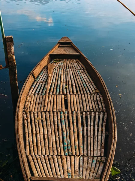 Uma Vista Alto Ângulo Velho Barco Madeira Beira Lago — Fotografia de Stock