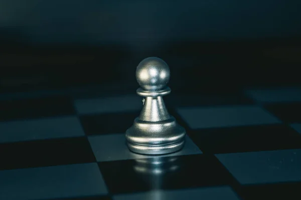 Detailní Záběr Kovového Stříbrného Pěšce Šachovnici — Stock fotografie