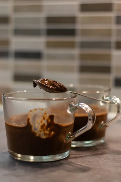 Sebuah Gambar Vertikal Dari Dua Cangkir Dengan Mousse Cokelat — Stok Foto