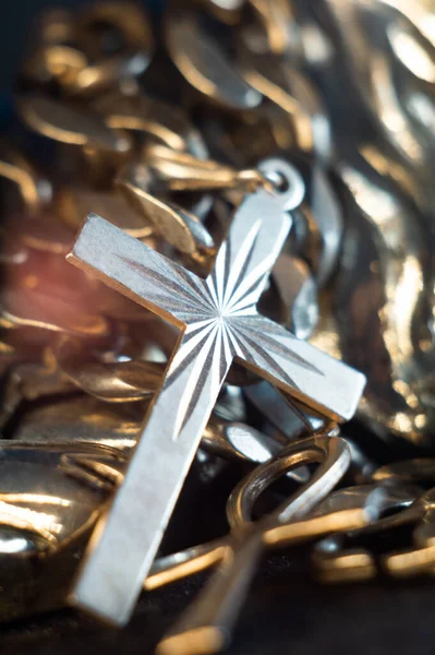 一条链子上一个银十字架的垂直特写镜头 — 图库照片