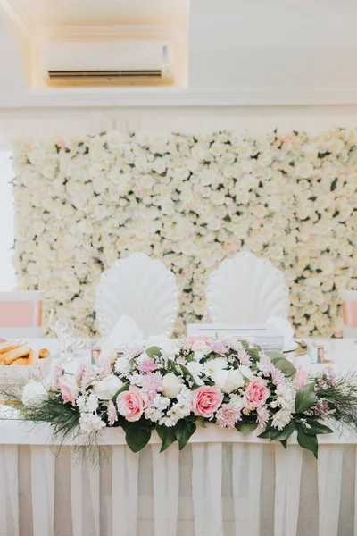 Een Verticaal Shot Van Decoratieve Tafel Met Mooie Bloemen Voor — Stockfoto