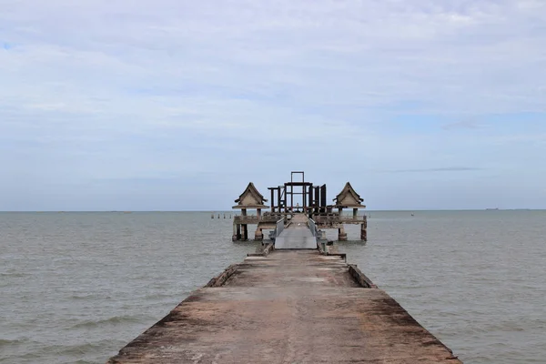 Une Jetée Jetée Béton Acier Qui Mène Endroit Désert Juste — Photo