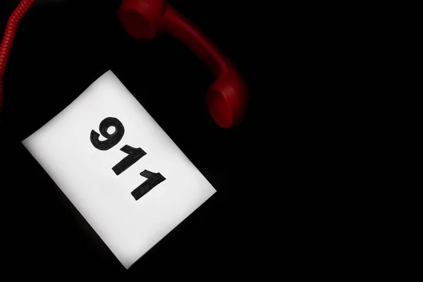 Chamada 911 Conceito Chamada Emergência Texto 911 Papel Telefone Isolado — Fotografia de Stock