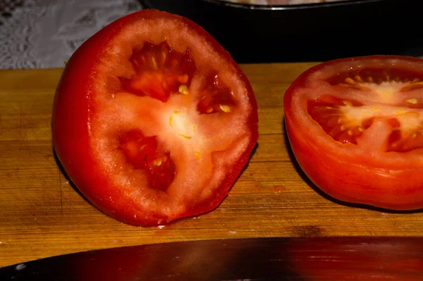 Närbild Skuren Tomat Skärbräda — Stockfoto