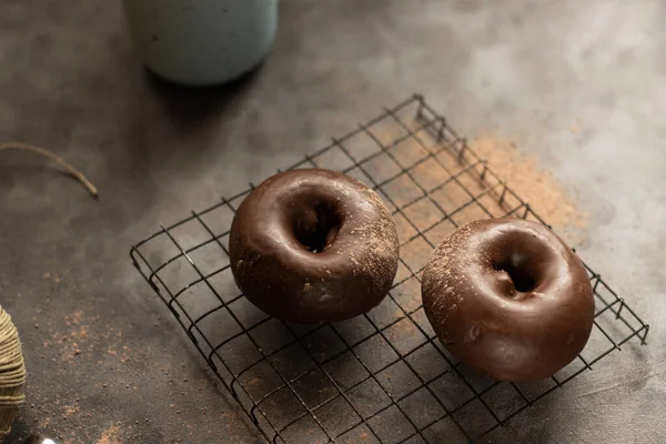 Eine Nahaufnahme Von Zwei Schokoladendonuts Auf Einem Metallenen Küchengitter — Stockfoto