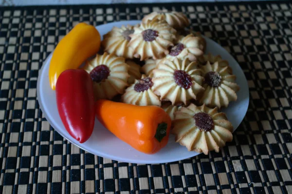 ベルペッパーとおいしいQurabiyaクッキーのクローズアップショット — ストック写真