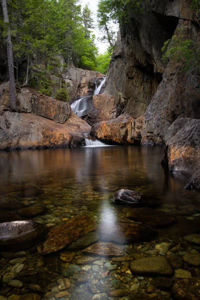 Svislý Záběr Krásného Vodopádu — Stock fotografie
