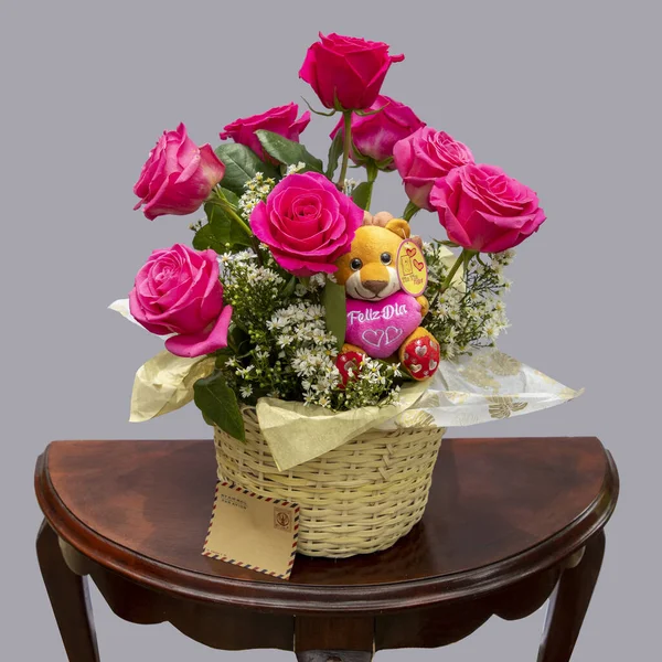 Корзина Полная Розовых Роз Игрушки Бутылки Шампанского Деревянном Стуле Подарок — стоковое фото