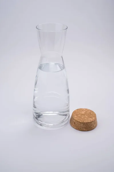 Plan Vertical Une Bouteille Verre Transparent Avec Bouchon Liège Isolé — Photo